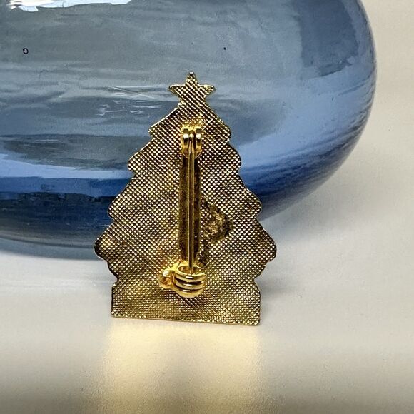 Vintage Cloisonne Christmas Tree Lapel Pin Gold Tone Presents Underneath 1-1/4" - Picture 4 of 8